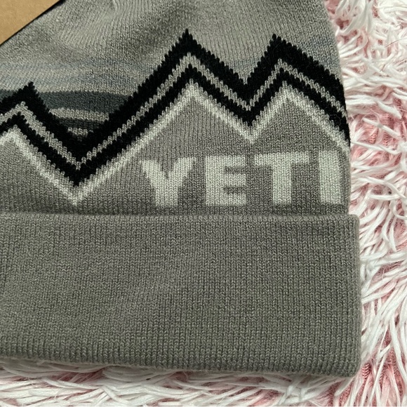 Yeti Freestyle Pom Gray/Black Beanie NEW - Picture 3 of 8